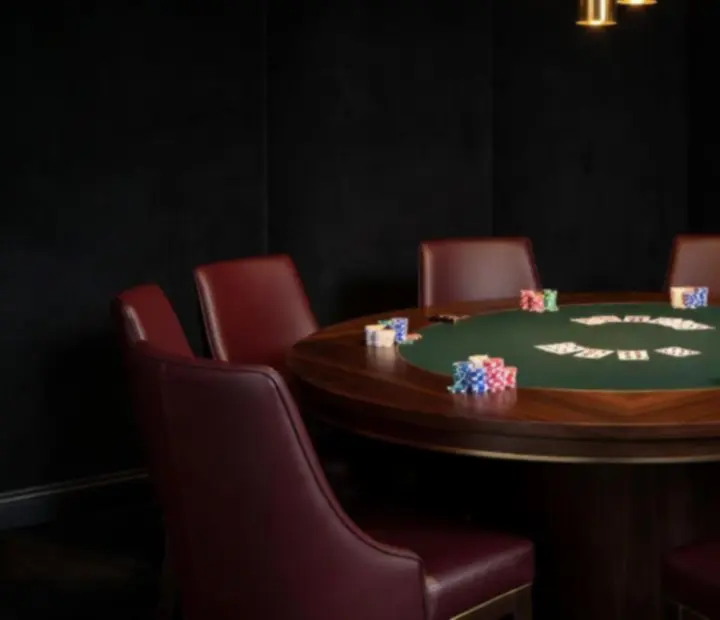 Mroczne, eleganckie wnętrze Card Room Wonderstar s. r. o. z pokerowym stołem i wieczornym oświetleniem