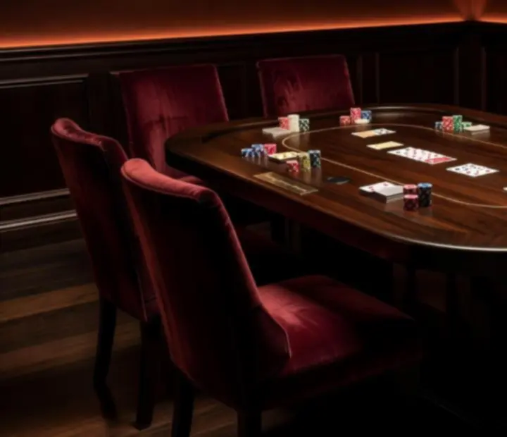 Card Room Wonderstar s. r. o. z pokerowym stołem i burgundowymi fotelami
